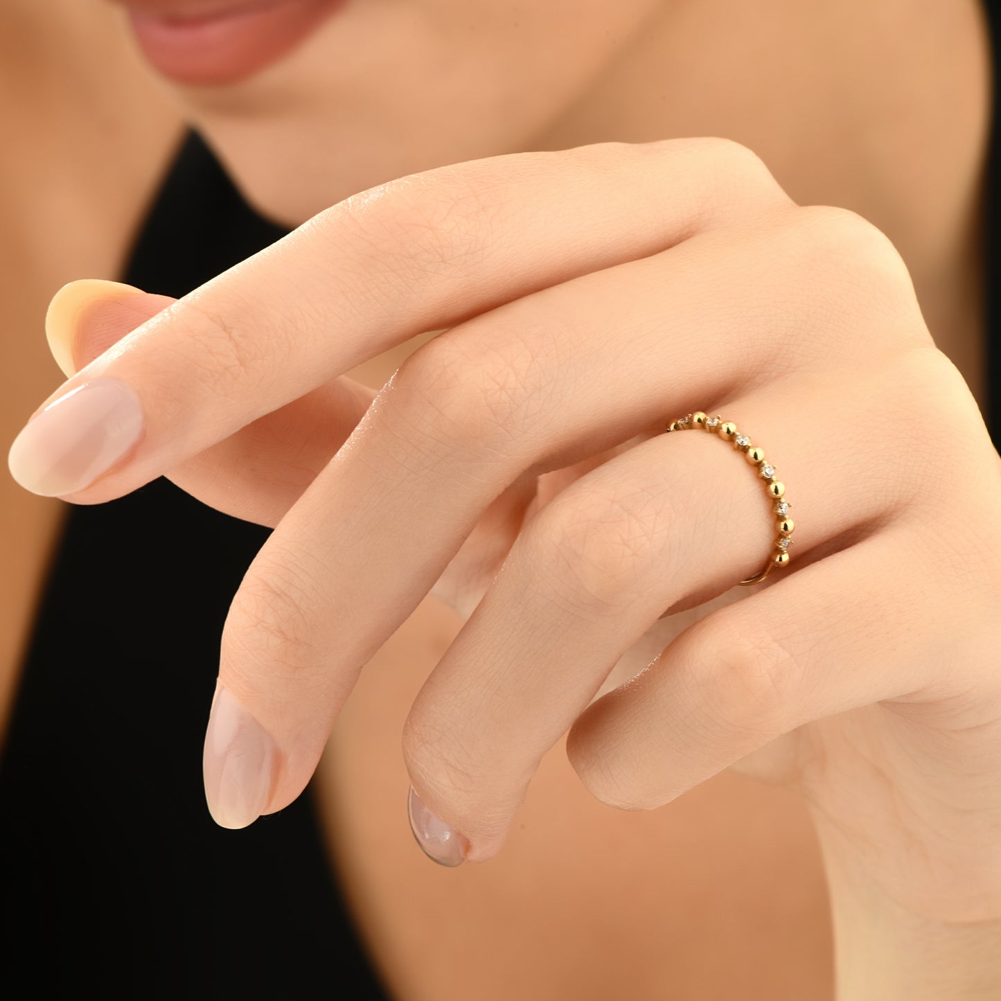 Sıra Taşlı Boncuk Yarımtur Altın Yüzük