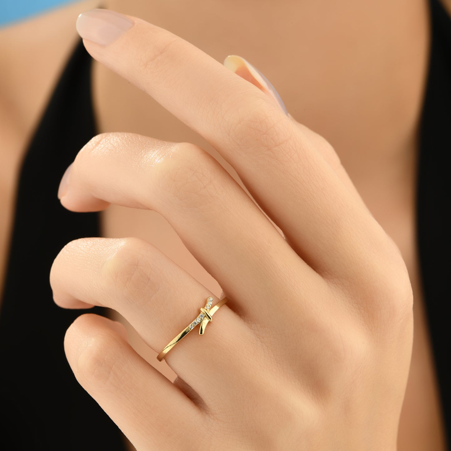 Minimal Taşlı Düğüm Altın Yüzük