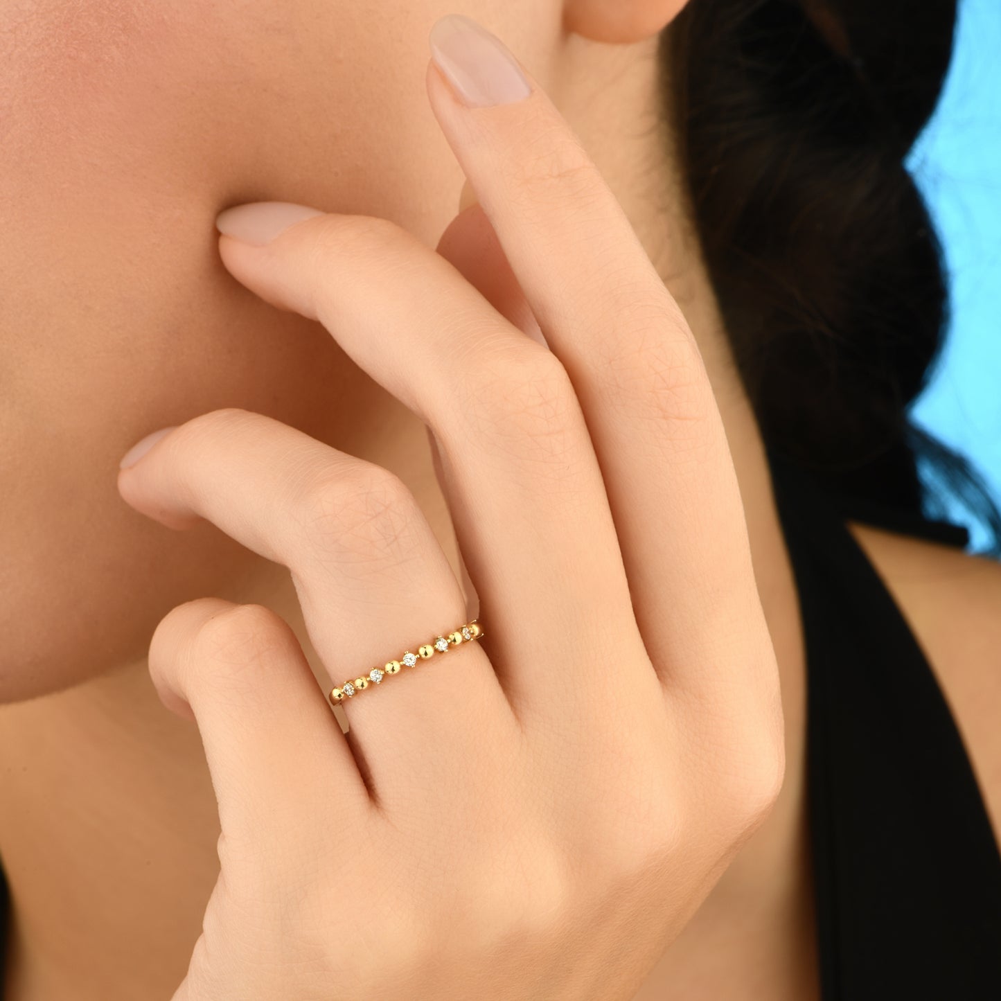 Sıra Taşlı Boncuk Yarımtur Altın Yüzük