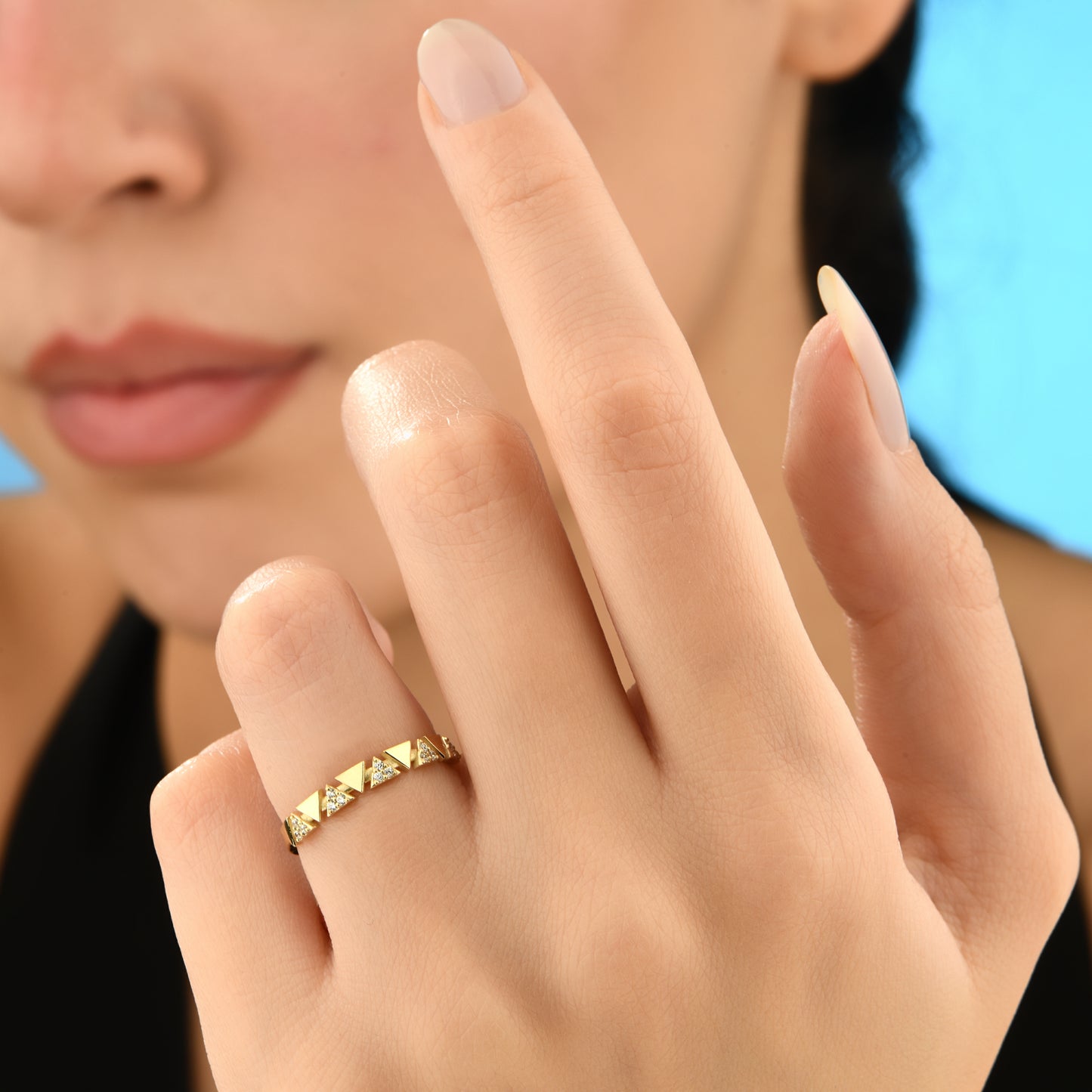 Üçgen Sıralı Minimal Taşlı Altın Yüzük