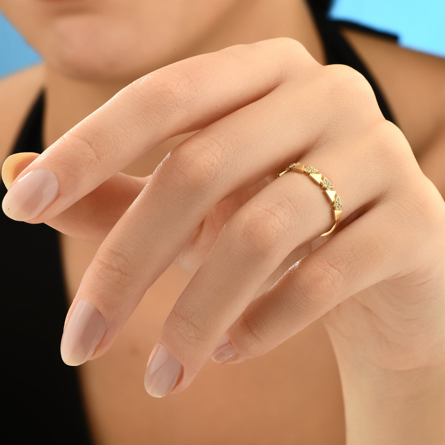 Üçgen Sıralı Minimal Taşlı Altın Yüzük