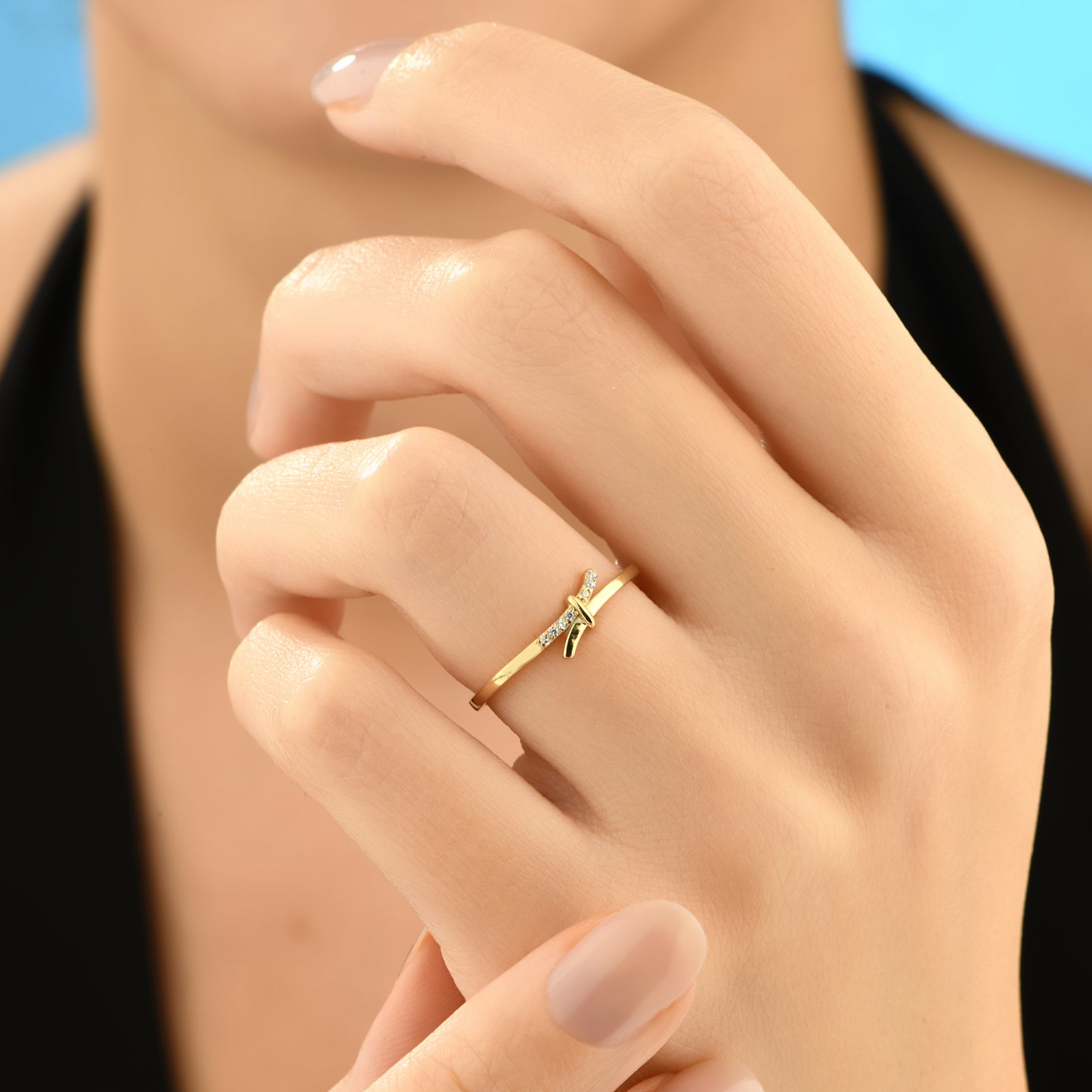 Minimal Taşlı Düğüm Altın Yüzük