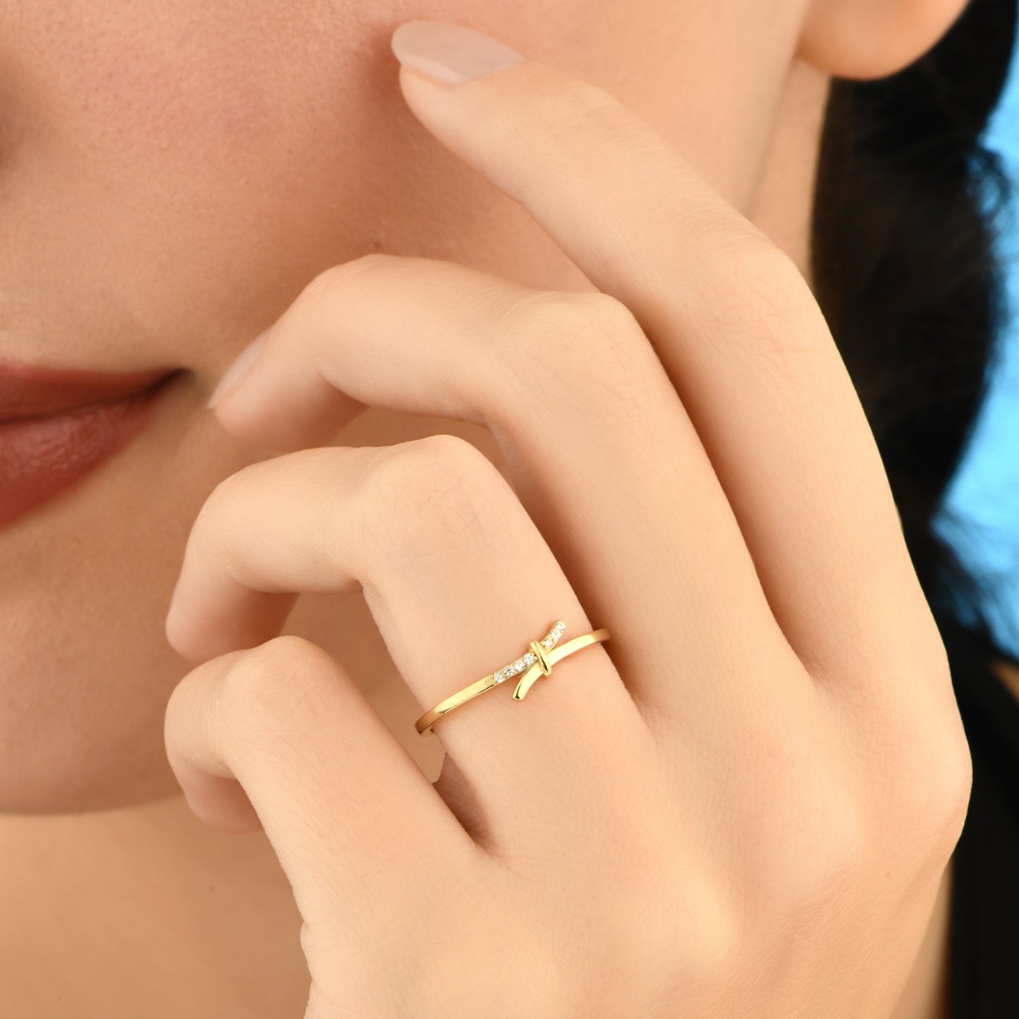 Minimal Taşlı Düğüm Altın Yüzük