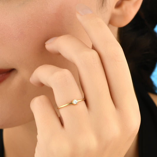 4 Tırnaklı Minimal Altın Tektaş Yüzük