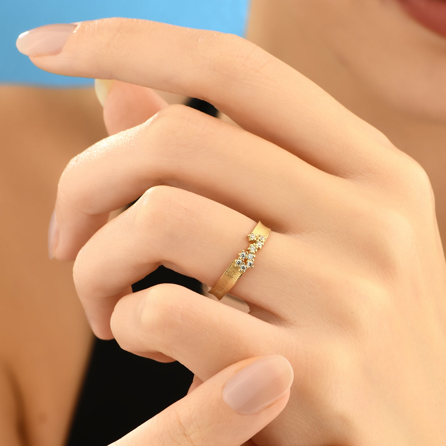 Mat Dokulu Çiçek Tasarım 14 Ayar Altın Yüzük