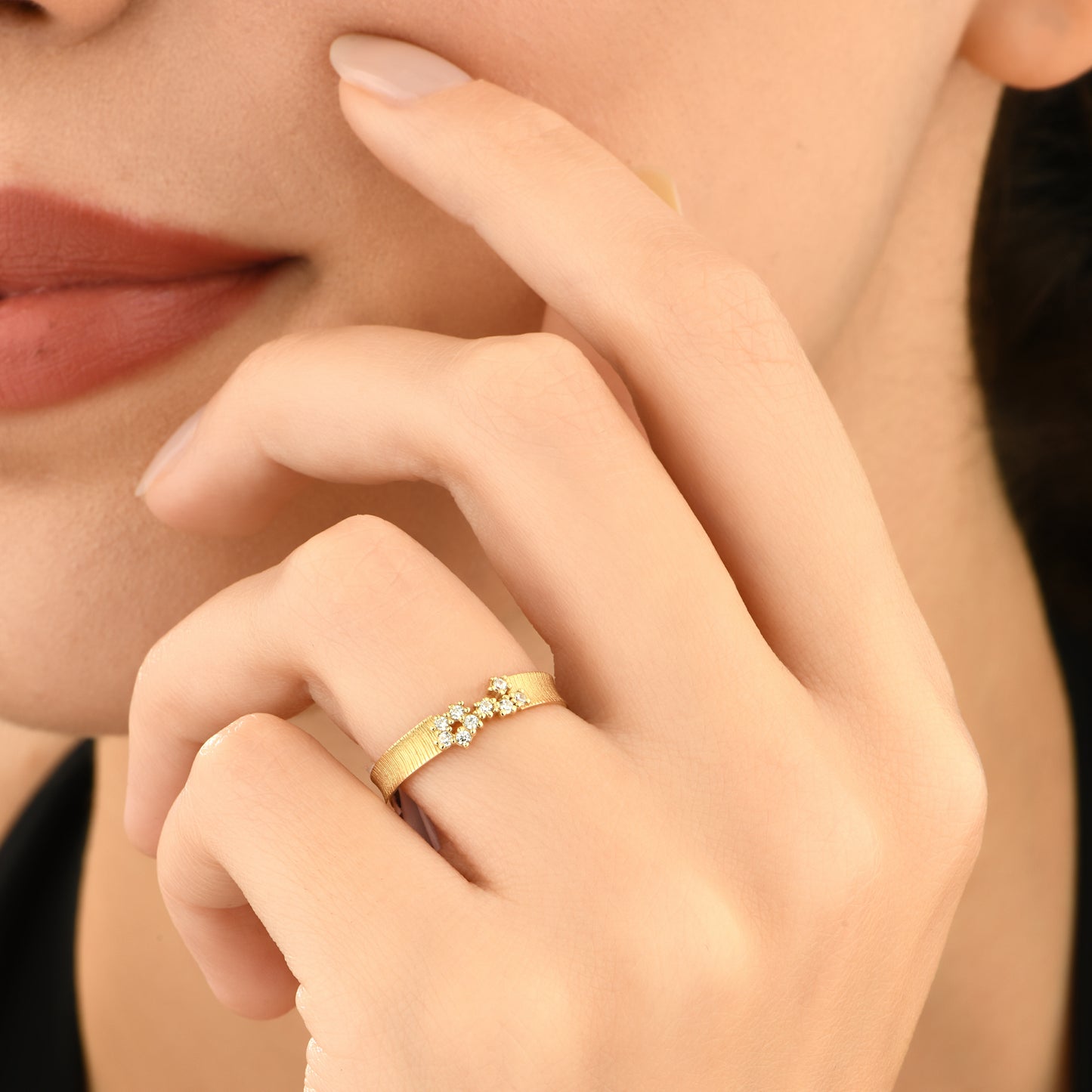 Mat Dokulu Çiçek Tasarım 14 Ayar Altın Yüzük