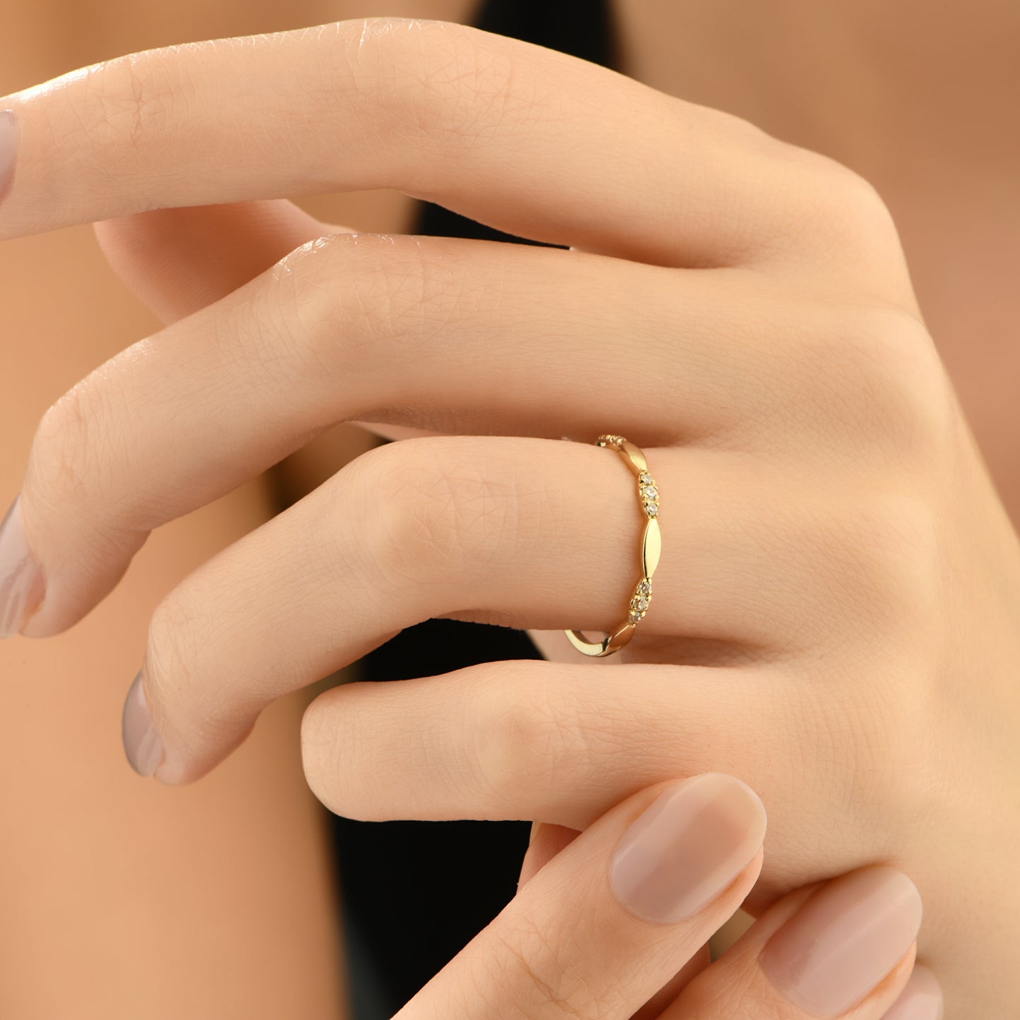 Sıra Taşlı Alyans 14 Ayar Altın Minimalist Yüzük