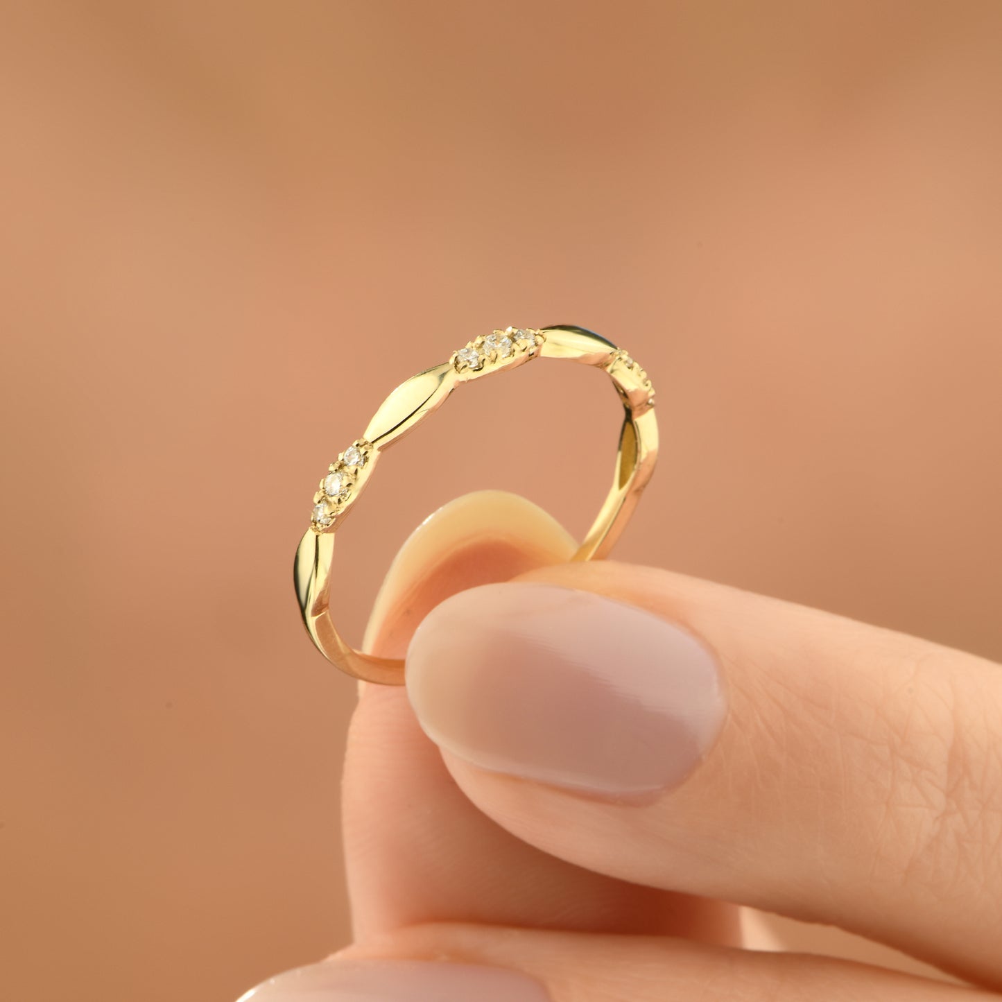 Sıra Taşlı Alyans 14 Ayar Altın Minimalist Yüzük