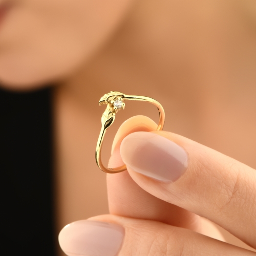 14K Minimal Leaf Gold Ring with Stone Detail - Detay Fotoğrafı Önizlemesi -5