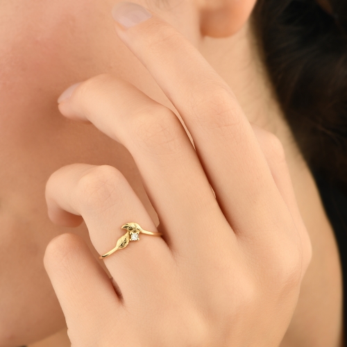 14K Minimal Leaf Gold Ring with Stone Detail - Detay Fotoğrafı Önizlemesi -5